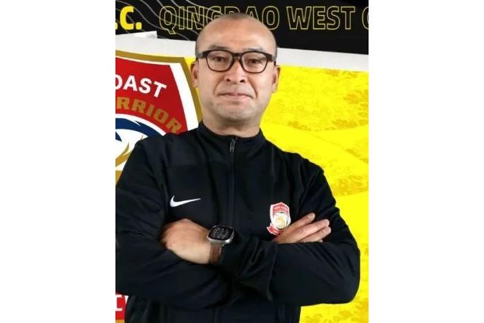 阿萨莫阿被推撞到广告牌!前田浩二怒批:重庆这么想赢?不丢人吗