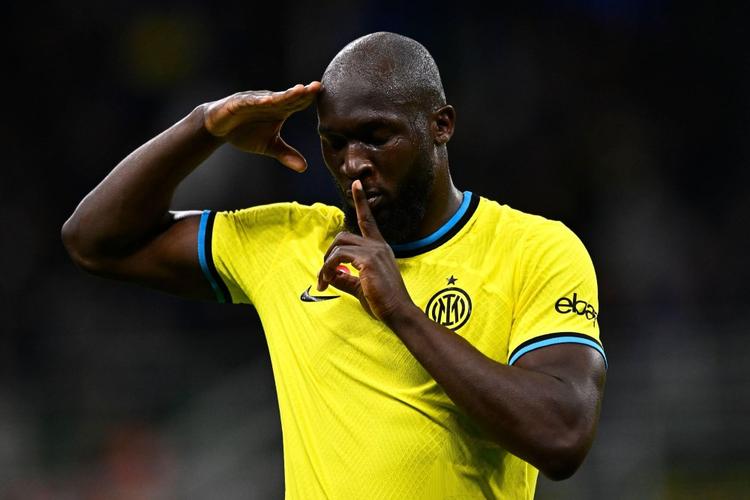 卢卡库：对方家长不满我没有立即和他合影，当时我情绪失控想打人