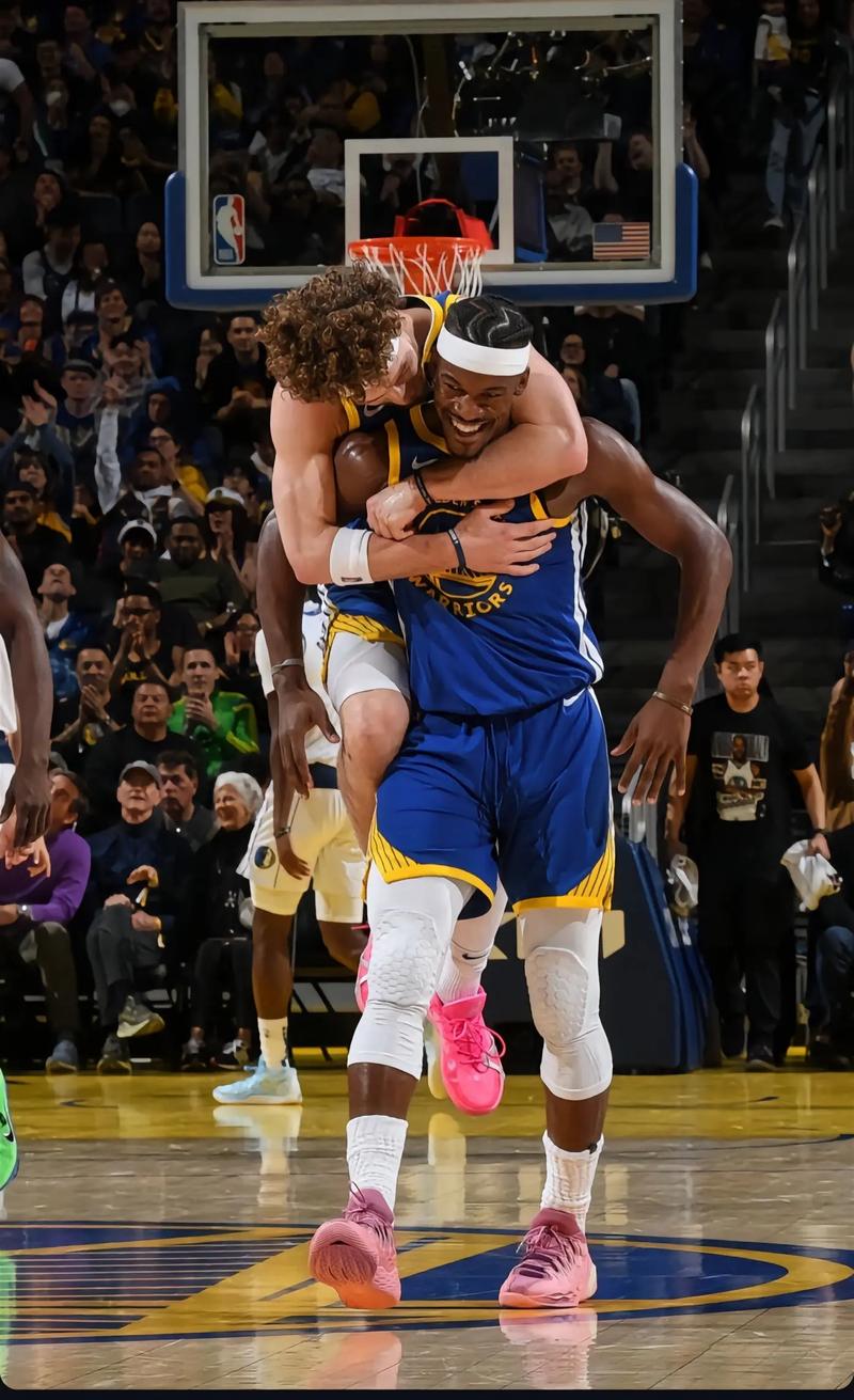 巴特勒溜至篮下接球 顶着文森特强起折叠打进还造成犯规