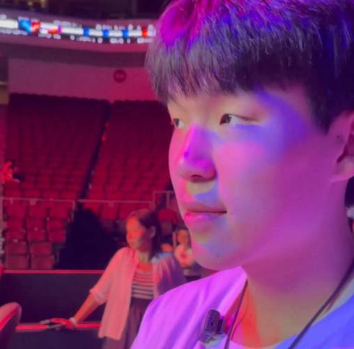 这手速得练练了😂杨瀚森背着尬舞时的粉色包包 给场边球迷签名