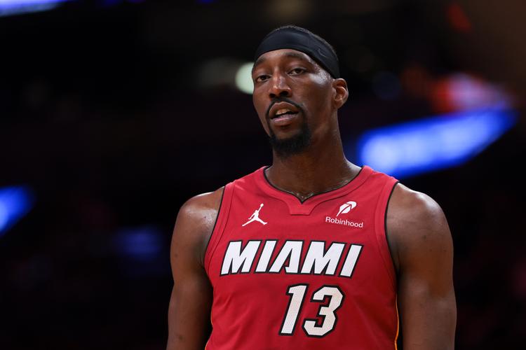 小卡：继续围绕防守体系打磨 季前赛本质上和训练差不多