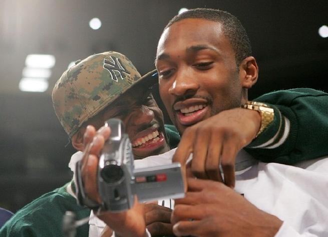 阿里纳斯：只要你说詹姆斯决定2你就有流量 所有人都该感谢他