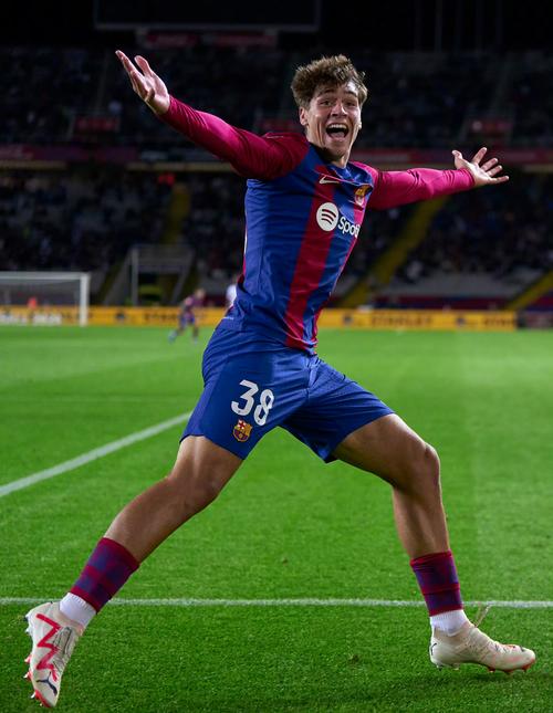 吉乌是第四位在欧冠为两支球队破门的U19球员,此前曾为巴萨进球