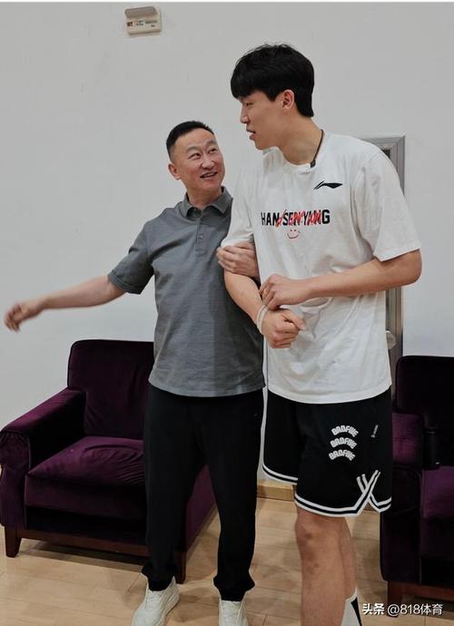 杨瀚森找了家30美刀的理发馆?刘维伟:我带剪子来的 我给你剪