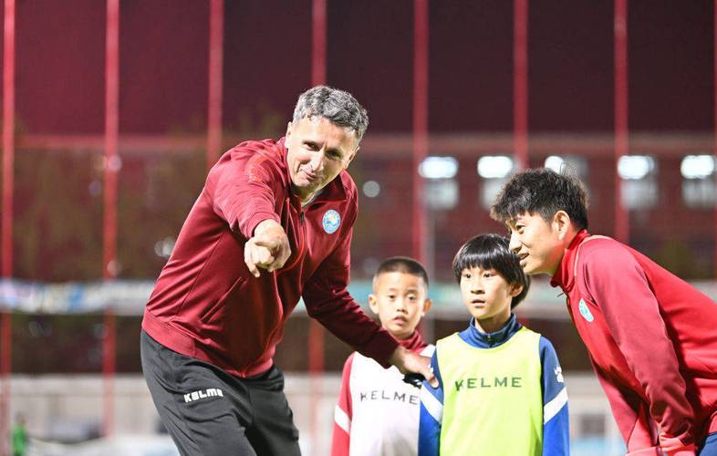 塞尔维亚教练观摩绿军：为球员提供全面服务 教练分工明确效率高