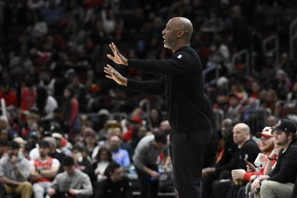 拓记：比卢普斯被捕后球队召开了临时会议 会上气氛紧张且尴尬