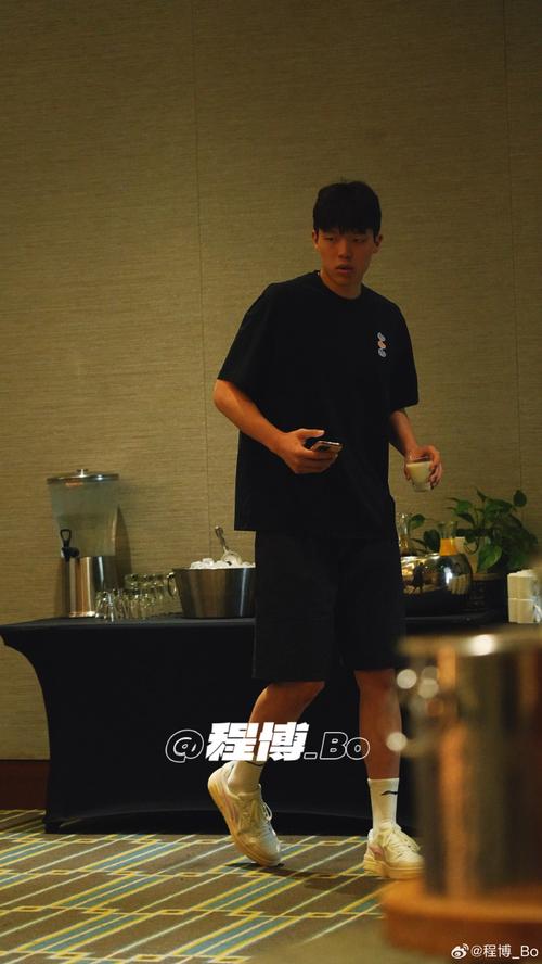 杨瀚森谈LA背靠背之旅:打好球 多吃点东西 那有一家包子店很好吃