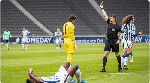 门兴后卫卡斯特罗:出示红牌的判罚是正确的,好在没造成太大伤害