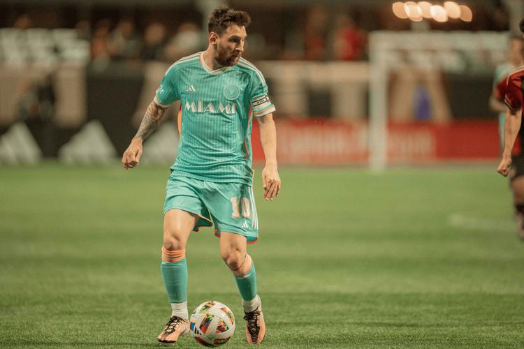 轻轻松松再下一城!梅西策动阿连德破门,迈阿密2-0领先纳什维尔