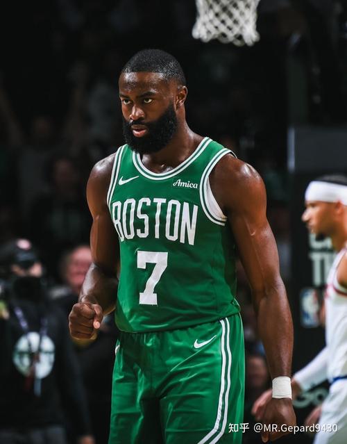 😂发际线粉蹭掉了！杰伦-布朗的头一通乱蹭 OG球衣一大团黑