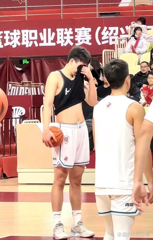 解说：杨瀚森没有选择像约基奇那样上抢库里 后者开启射术表演