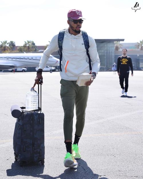 湖人官推晒出征客场登机照：接下来飞往明尼苏达和孟菲斯