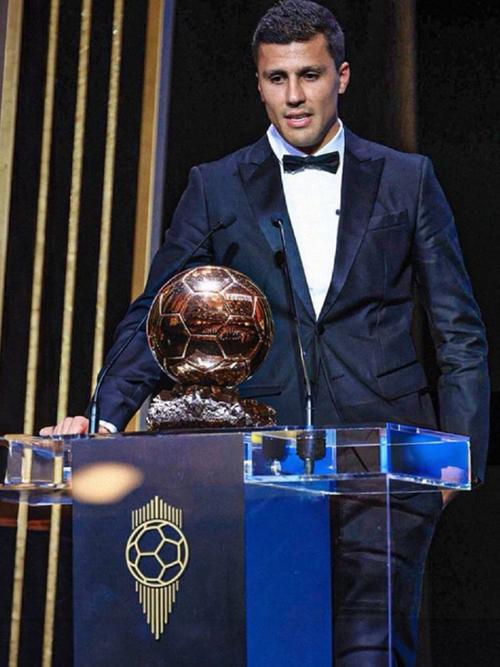 曼城官推晒罗德里亲吻金球奖照片：去年今日，罗德里获得金球奖