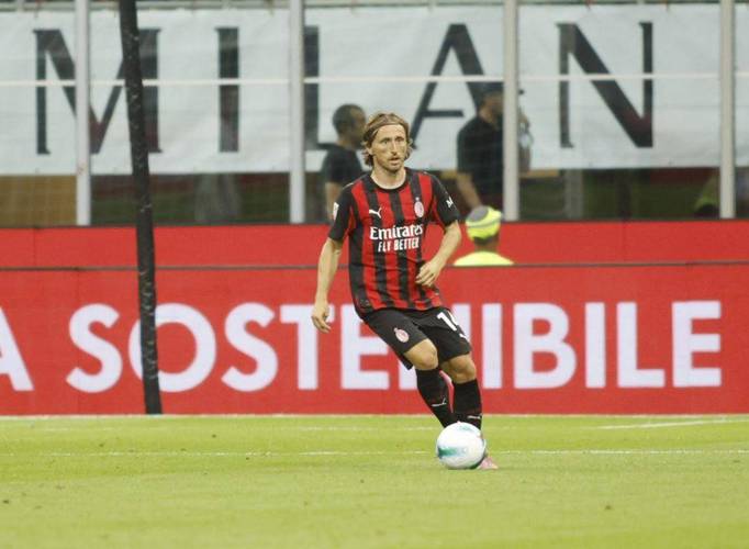 莫德里奇数据:射门+关键传球挂零,被过3次全场最多、评分6.8