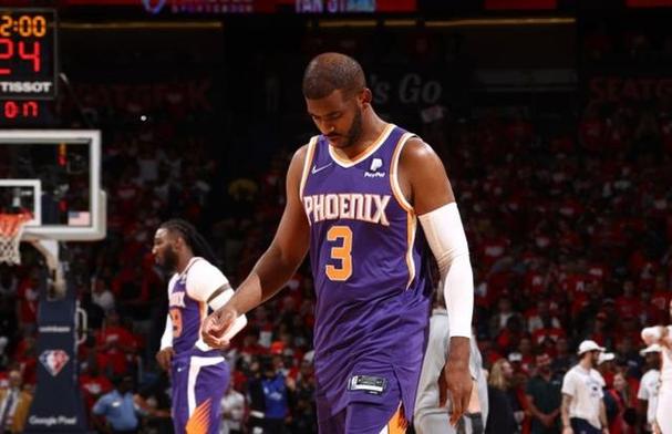 有点站不住！保罗冲抢篮板摔倒 随后运球出现8秒违例