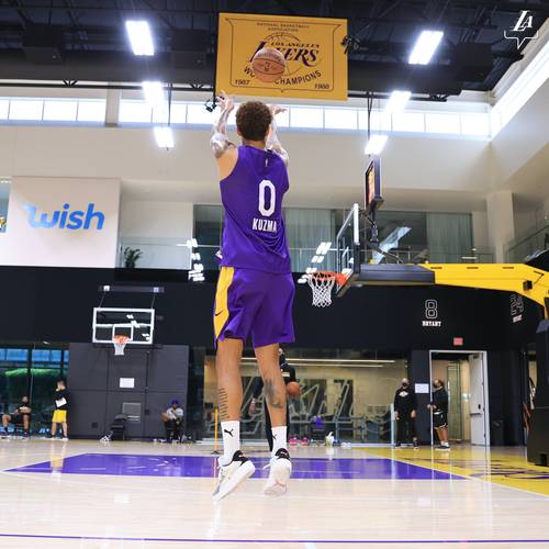 搁这儿练招呢？文班谈空中转身360上篮：我没专门练过 这是第一次