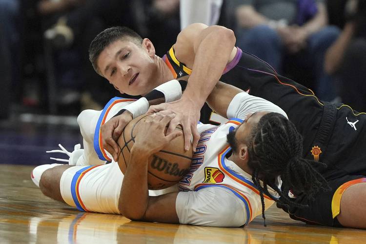 心态崩了！太阳大比分落后 格雷森-阿伦和布克先后被吹技犯