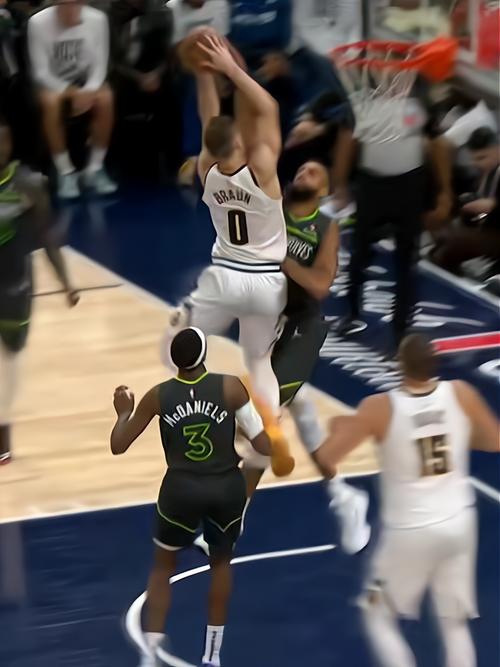 来势汹汹！萨尔单打恩比德 强起被帽后自投自抢双手暴扣