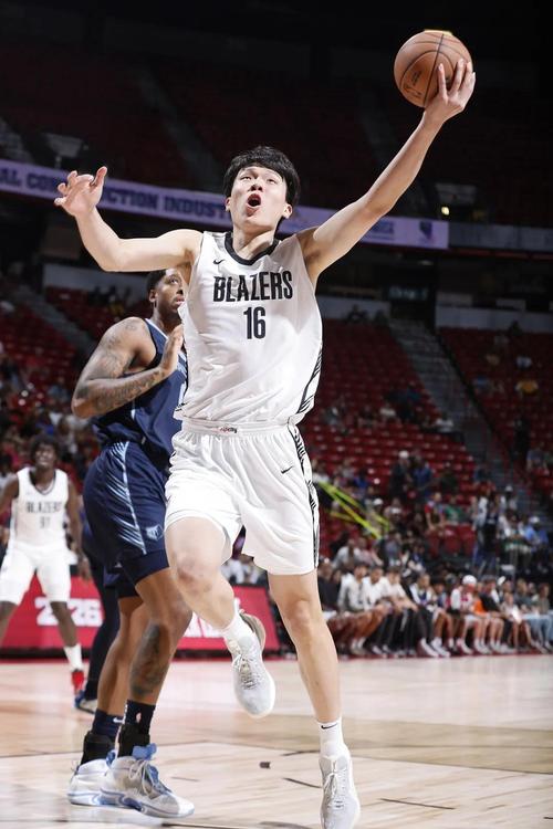 杨毅：杨瀚森球队角色可有可无 可能被下放 但还是要尽量留在一队