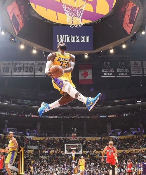 小里弗斯:东里都不以防守见长 詹姆斯也老了 内线艾顿盖帽也一般