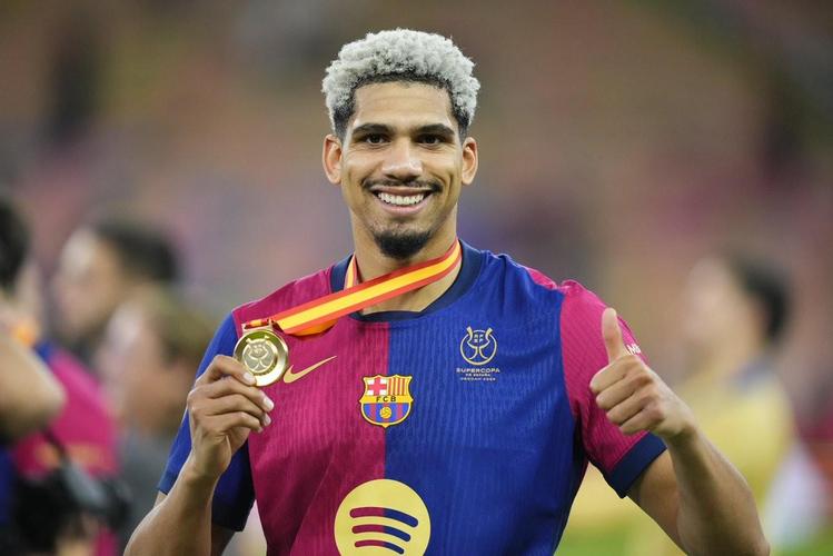 拉菲尼亚落选FIFPRO年度最佳11人,阿劳霍社媒晒队友夺冠照声援